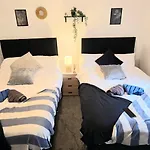 Trendy 3br Family-friendly - Sleeps 5 - Fast Wifi -parking - Netflix Сasa de vacaciones