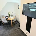 Stylish 3br - Sleeps 5 - Fast Wifi -parking - Netflix - Family Friendly Casa vacanze *