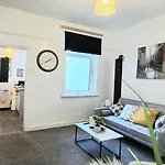 Casa vacanze Stylish 3br - Sleeps 5 - Fast Wifi -parking - Netflix - Family Friendly *