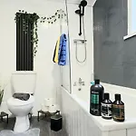 Casa vacanze Stylish 3br - Sleeps 5 - Fast Wifi -parking - Netflix - Family Friendly *