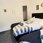 Stylish 3Br - Sleeps 5 - Fast Wifi -Parking - Netflix - Family Friendly Feriehus *