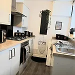 Stylish 3Br - Sleeps 5 - Fast Wifi -Parking - Netflix - Family Friendly Barrow-in-Furness