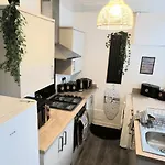 Stylish 3br - Sleeps 5 - Fast Wifi -parking - Netflix - Family Friendly