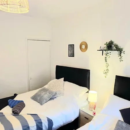 Stylish 3br - Sleeps 5 - Fast Wifi -parking * בארו אין פרנס