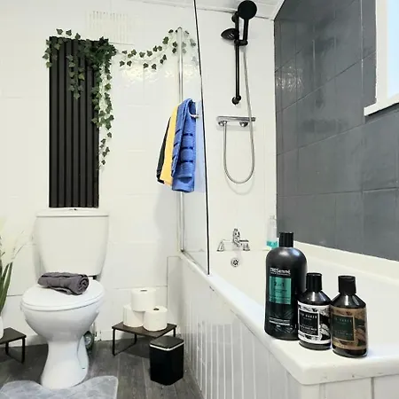 Feriehus Stylish 3Br Family-Friendly - Sleeps 5 - Fast Wifi -Parking - Netflix *