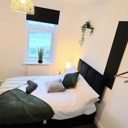 Stylish 3br - Sleeps 5 - Fast Wifi -parking * בארו אין פרנס