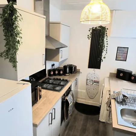 Charming 3Br Family-Friendly - Sleeps 5 - Fast Wifi -Parking - Netflix