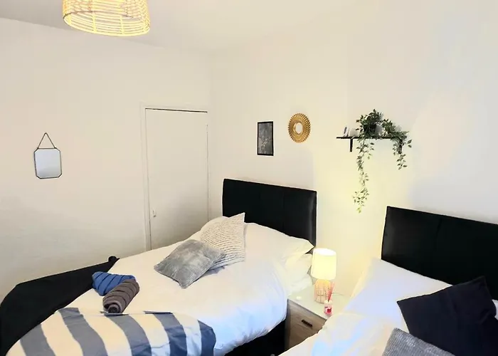 Trendy 3br - Sleeps 5 - Free Wifi -parking * בארו אין פרנס