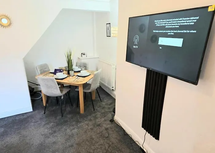 Trendy 3br - Sleeps 5 - Free Wifi -parking בית נופש *