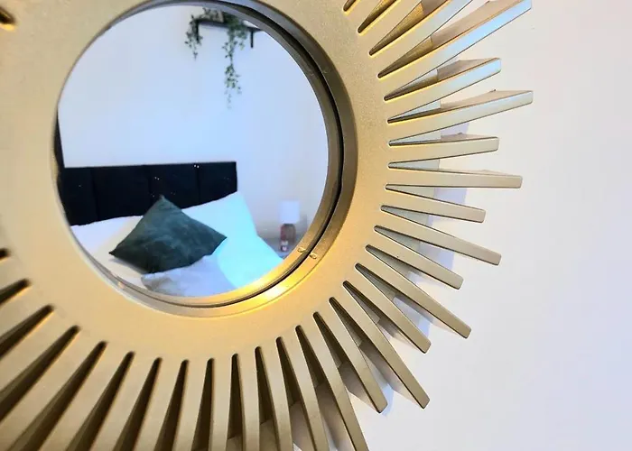 Trendy 3br - Sleeps 5 - Free Wifi -parking בית נופש