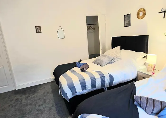 Trendy 3br - Sleeps 5 - Free Wifi -parking בית נופש *